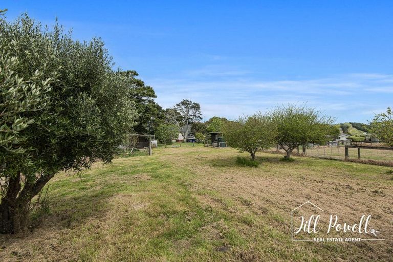 Photo of property in 32 Franklin Road, Paparoa, 0571