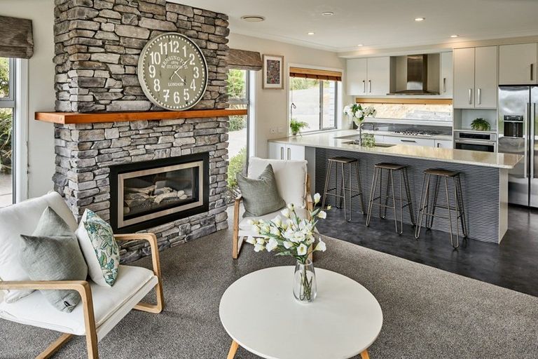 Photo of property in 2 Hauroko Glen, Aotea, Porirua, 5024