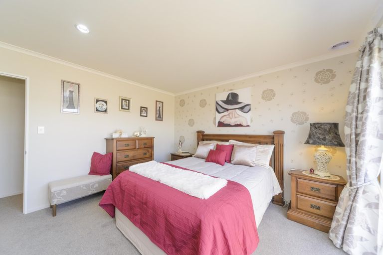 Photo of property in 11 Chestnut Close, Kelvin Grove, Palmerston North, 4414