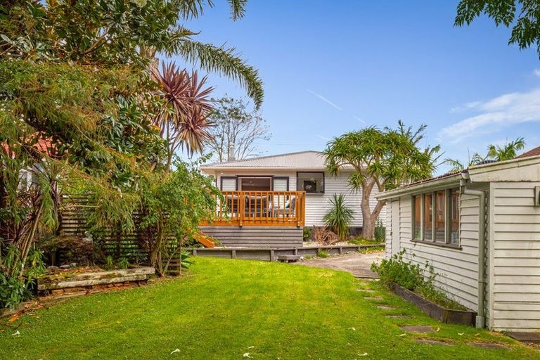 Photo of property in 43 Vodanovich Road, Te Atatu South, Auckland, 0610