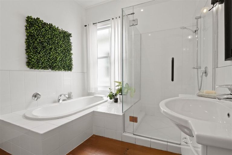 Photo of property in 8 Shoal Bay Road, Devonport, Auckland, 0624