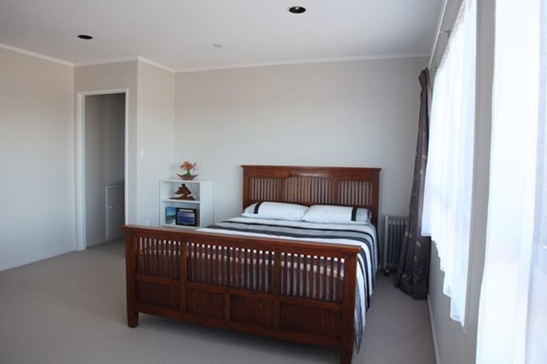 Photo of property in 17 Pitlochry Place, Highland Park, Auckland, 2010