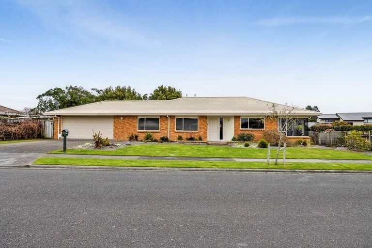 Photo of property in 18 Kinross Drive, Merrilands, New Plymouth, 4312