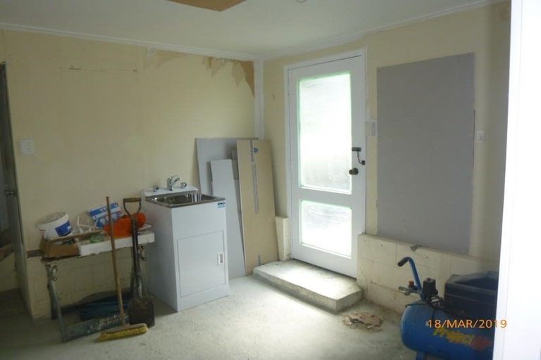 Photo of property in 8 St Catherine Crescent, West Harbour, Auckland, 0618