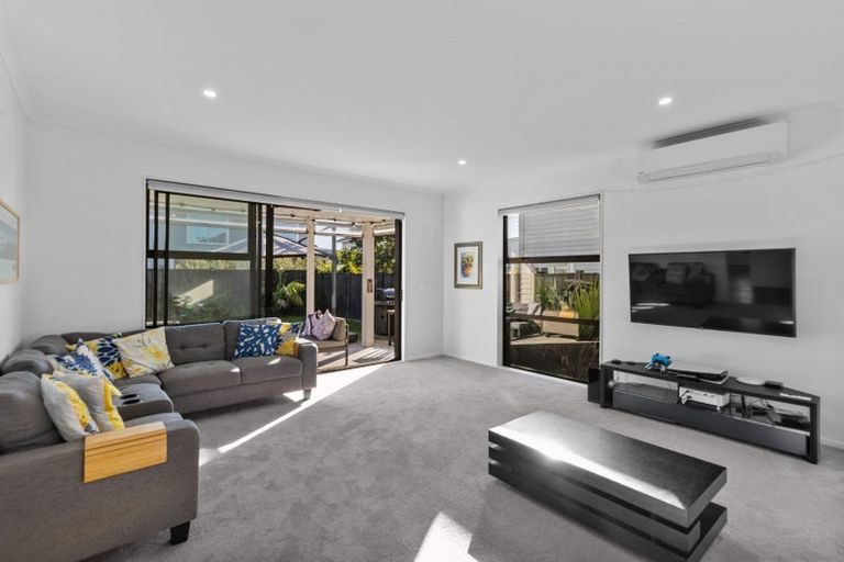 Photo of property in 10 Onekura Street, Red Beach, 0932