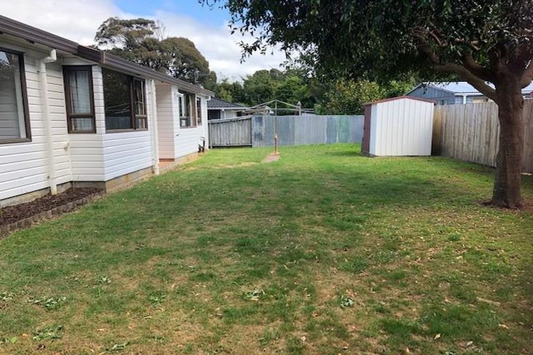 Photo of property in 18 Atarau Grove, Paraparaumu, 5032