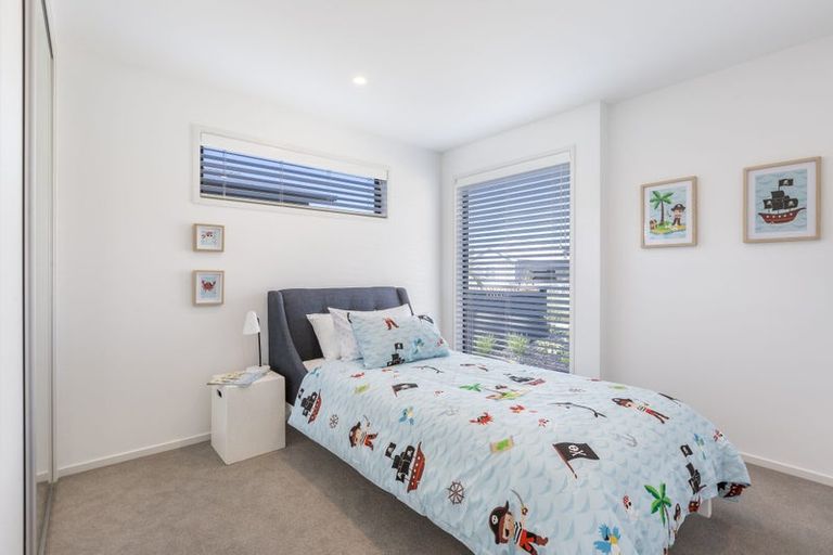 Photo of property in 1 Metoriti Crescent, Karaka, 2124