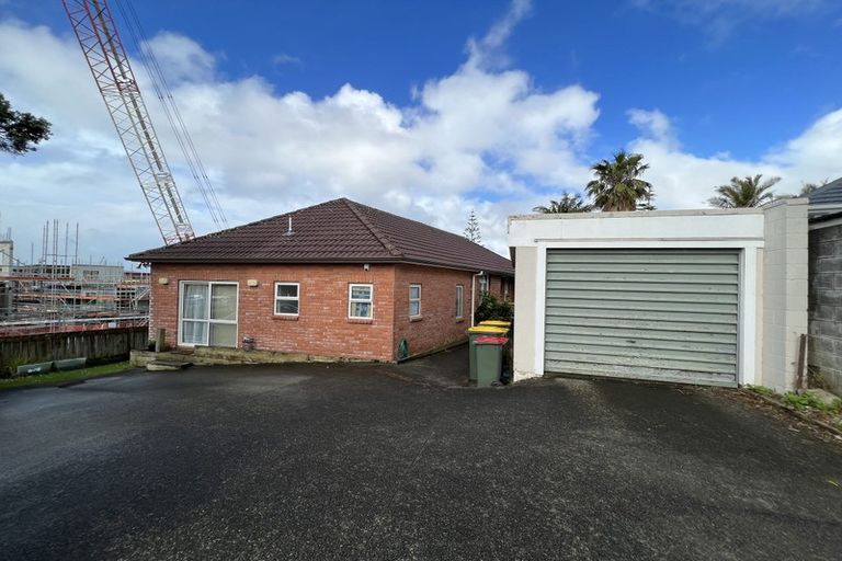 Photo of property in 11 Potter Avenue, Northcote, Auckland, 0627