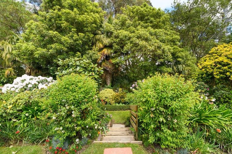 Photo of property in 11 La Lena Grove, Fitzherbert, Palmerston North, 4410