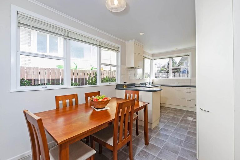 Photo of property in 30b Tiroroa Avenue, Te Atatu South, Auckland, 0610