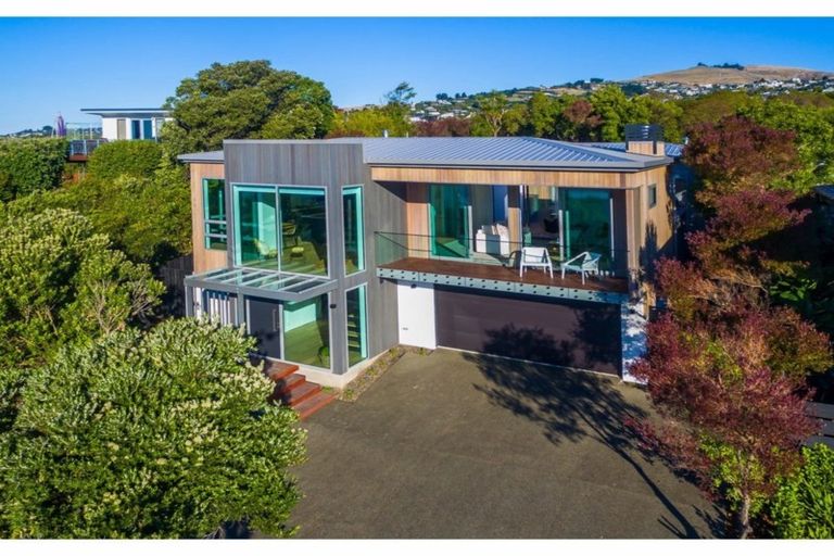 Photo of property in 10 Hilltop Lane, Mount Pleasant, Christchurch, 8081