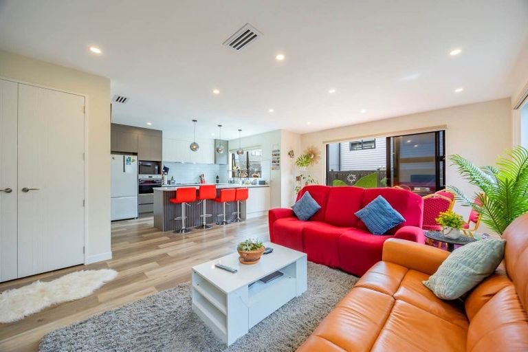 Photo of property in 16 Cara Avenue, Kumeu, 0810