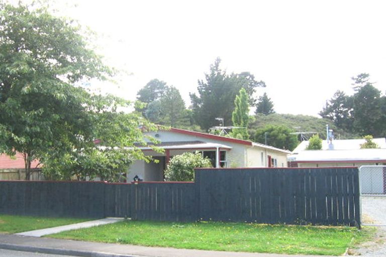 Photo of property in 35 Moeraki Road, Maoribank, Upper Hutt, 5018