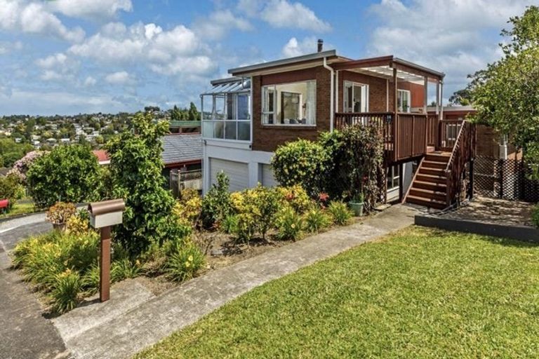 Photo of property in 16 Colin Wild Place, Glenfield, Auckland, 0629