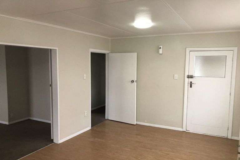 Photo of property in 1/47 Luckens Road, West Harbour, Auckland, 0618