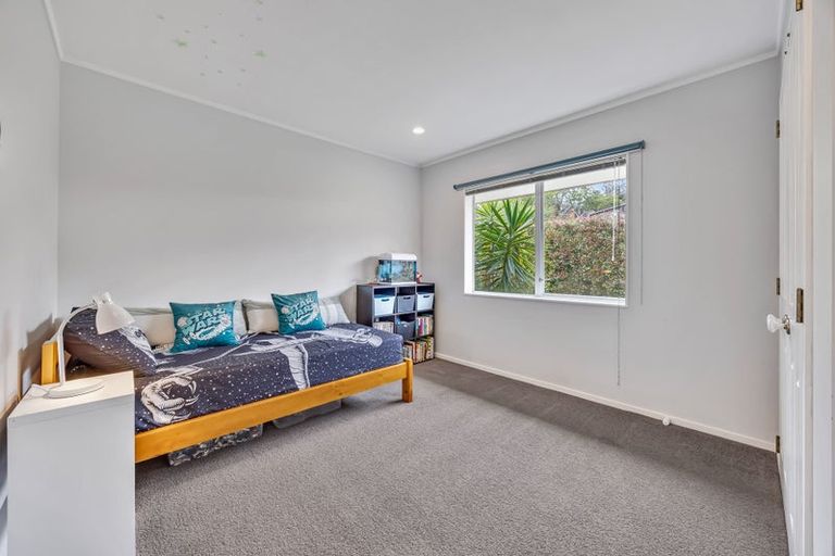 Photo of property in 6 Hanly Close, West Harbour, Auckland, 0618