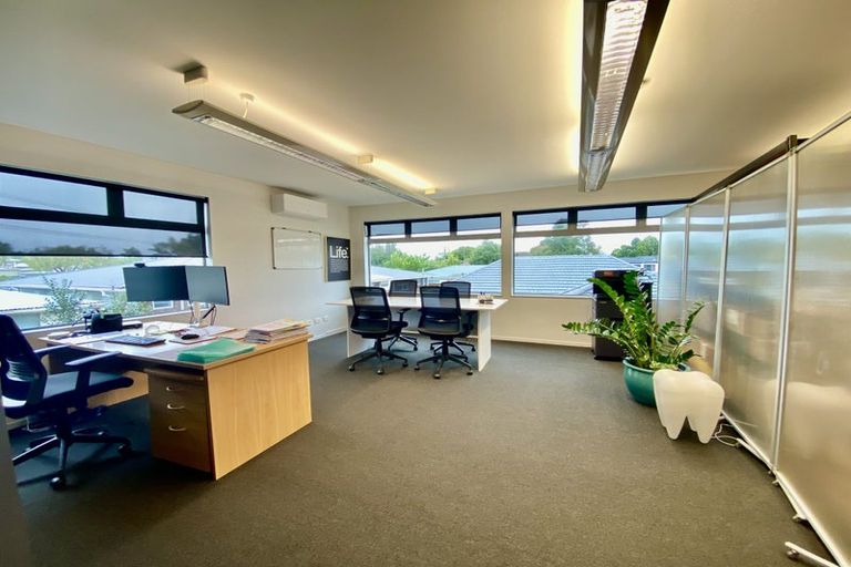 Photo of property in 1/108 Lincoln Road, Henderson, Auckland, 0610