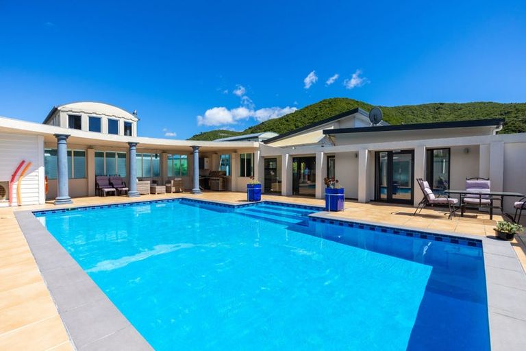 Photo of property in 29 Beach Road, Waikawa, Picton, 7220