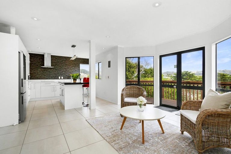 Photo of property in 6 Saunders Close, Whitby, Porirua, 5024