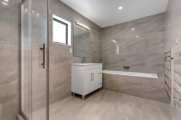 Photo of property in 18a Riverpark Crescent, Henderson, Auckland, 0610