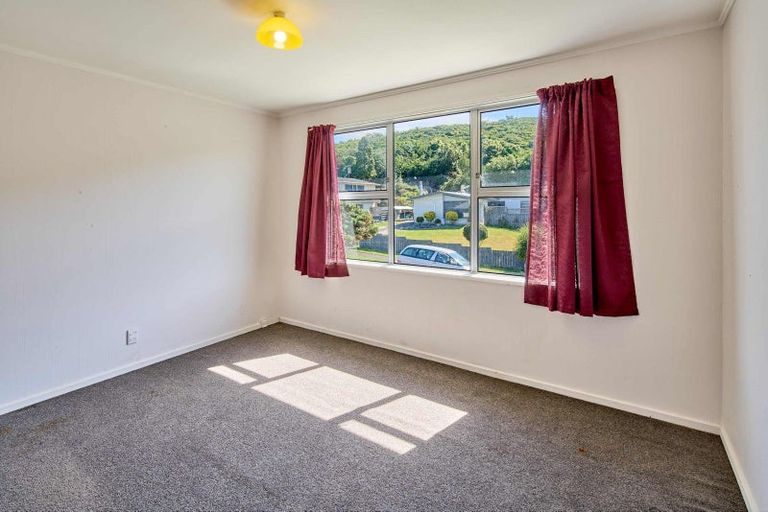 Photo of property in 17 Rembrandt Avenue, Tawa, Wellington, 5028