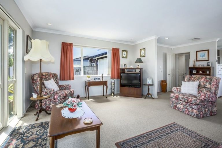 Photo of property in 9b Pinkerton Grove, Newlands, Wellington, 6037