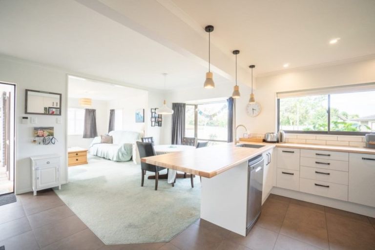 Photo of property in 53 Raglan Avenue, Cloverlea, Palmerston North, 4412