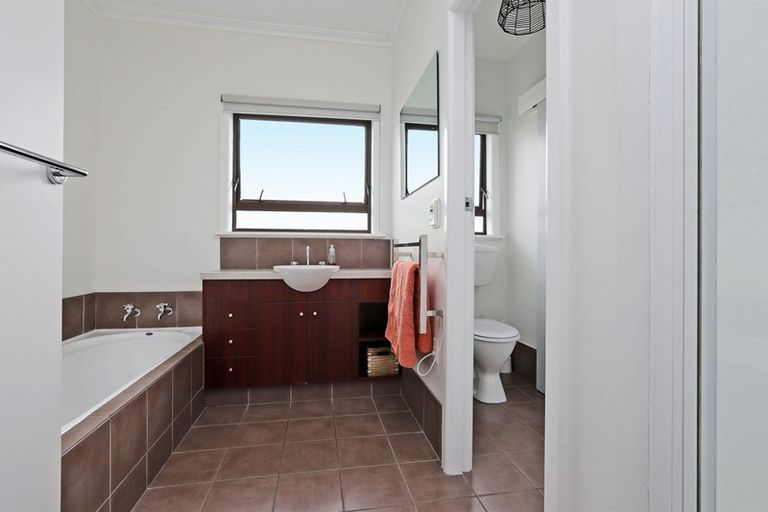 Photo of property in 48 Taradale Road, Marewa, Napier, 4110