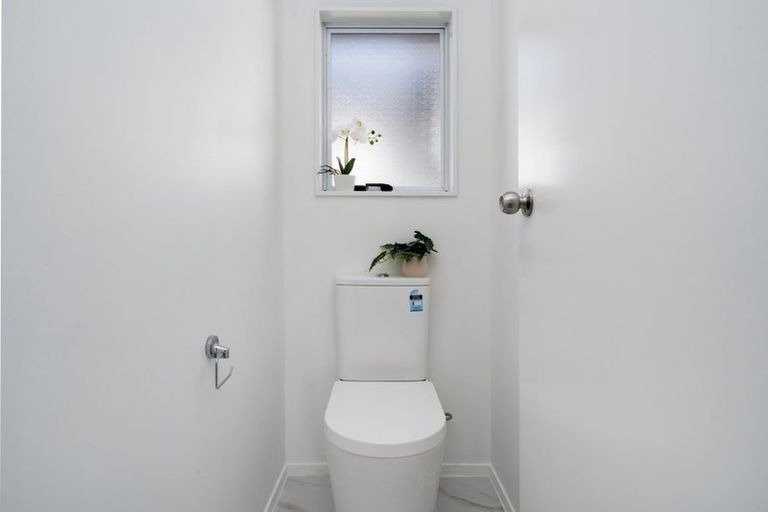 Photo of property in 2/5 Newington Road, Henderson, Auckland, 0612