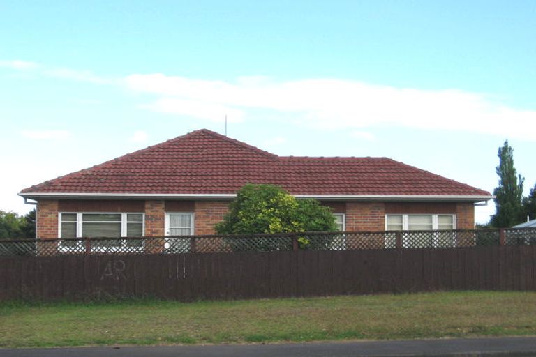 Photo of property in 3166 Great North Road, New Lynn, Auckland, 0600