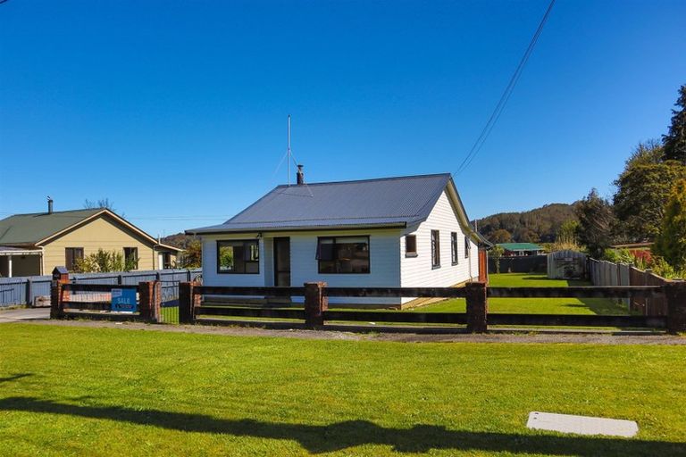 Photo of property in 49 Omapere Street, Dobson, Greymouth, 7805