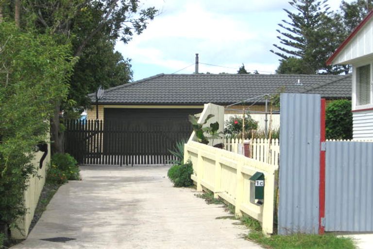 Photo of property in 1b Grainger Road, Te Atatu South, Auckland, 0610