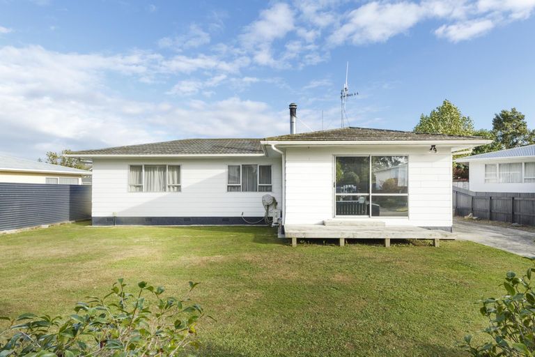 Photo of property in 27 Pinedale Parade, Milson, Palmerston North, 4414