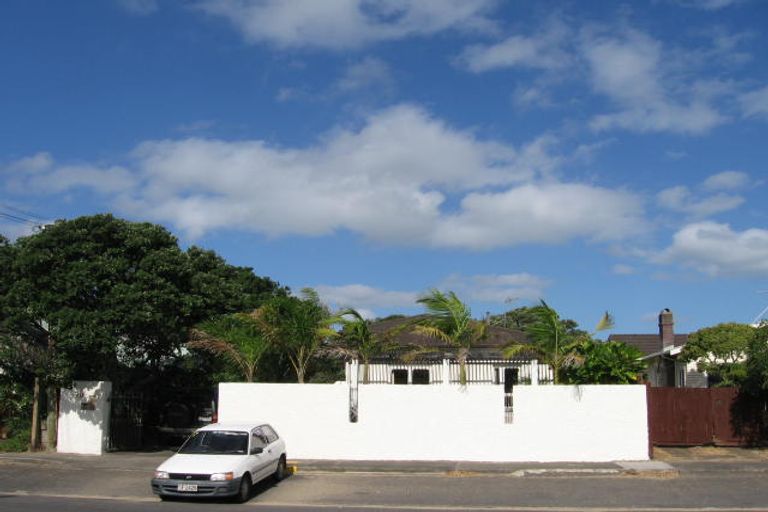 Photo of property in 49 Milford Road, Milford, Auckland, 0620