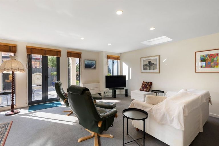 Photo of property in 77 Holly Road, St Albans, Christchurch, 8014