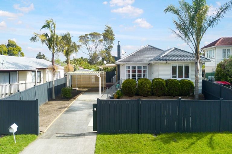 Photo of property in 2 Nile Road, Kelston, Auckland, 0602