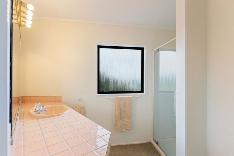 Photo of property in 18 Ara Kuaka, Waikanae Beach, Waikanae, 5036
