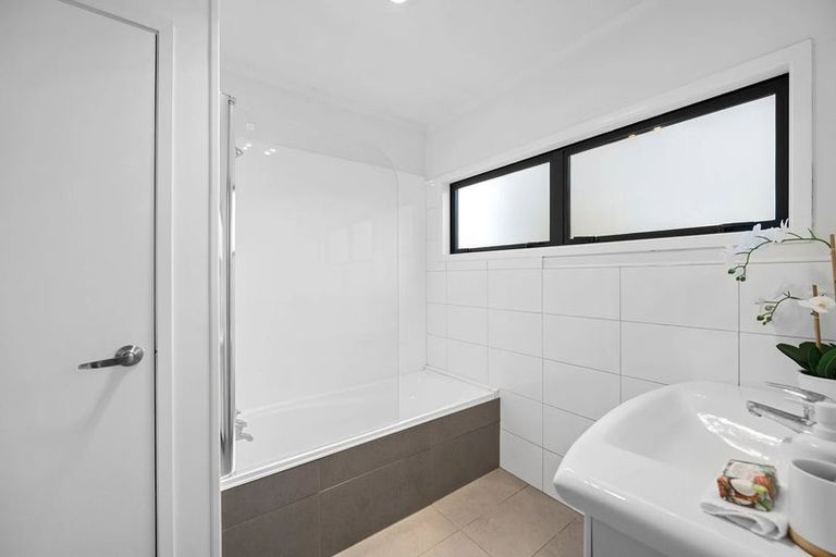 Photo of property in 35 Pluto Place, Beach Haven, Auckland, 0626