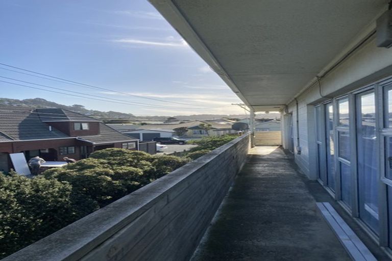 Photo of property in 2/105 Apu Crescent, Lyall Bay, Wellington, 6022