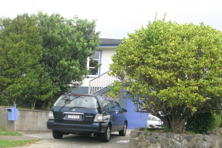 Photo of property in 35 Saint Edmund Crescent, Tawa, Wellington, 5028