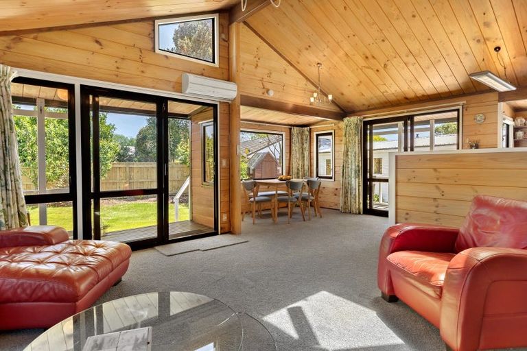 Photo of property in 43 Nimmo Avenue, Waikanae, 5036