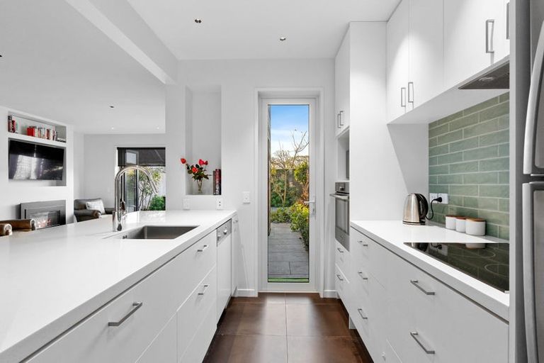 Photo of property in 93 Holly Road, St Albans, Christchurch, 8014