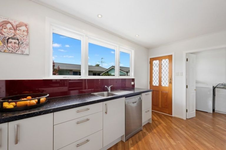 Photo of property in 15 Whirinaki Crescent, Heretaunga, Upper Hutt, 5018