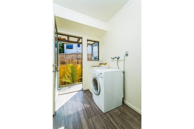 Photo of property in 33 Glen Vista Place, Bayview, Auckland, 0629
