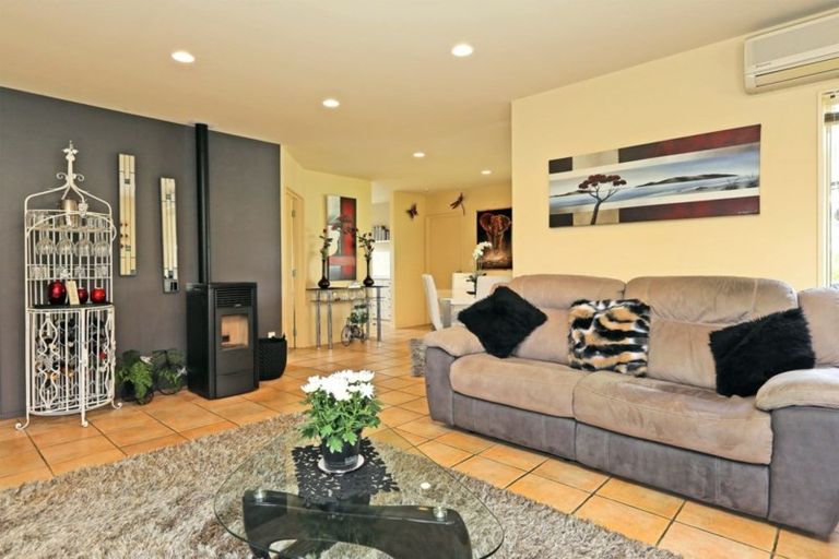 Photo of property in 2 Queens Walk, Taradale, Napier, 4112