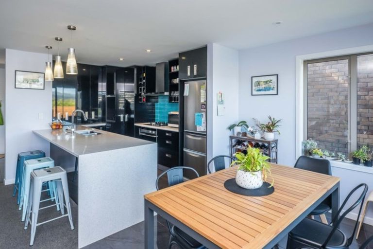 Photo of property in 5 Countess Close, Maupuia, Wellington, 6022