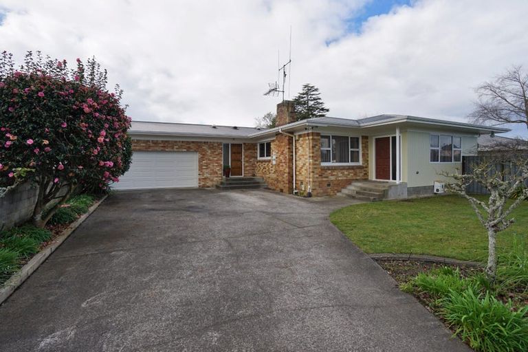 Photo of property in 2 Dover Road, St Andrews, Hamilton, 3200