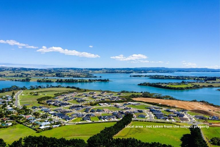 Photo of property in 21 Tahuna Minhinnick Drive, Glenbrook, 2681