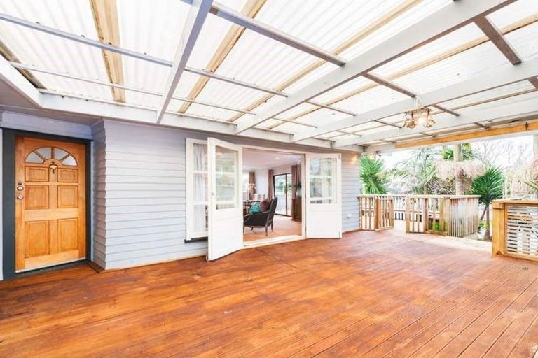Photo of property in 5 Trengove Place, West Harbour, Auckland, 0618