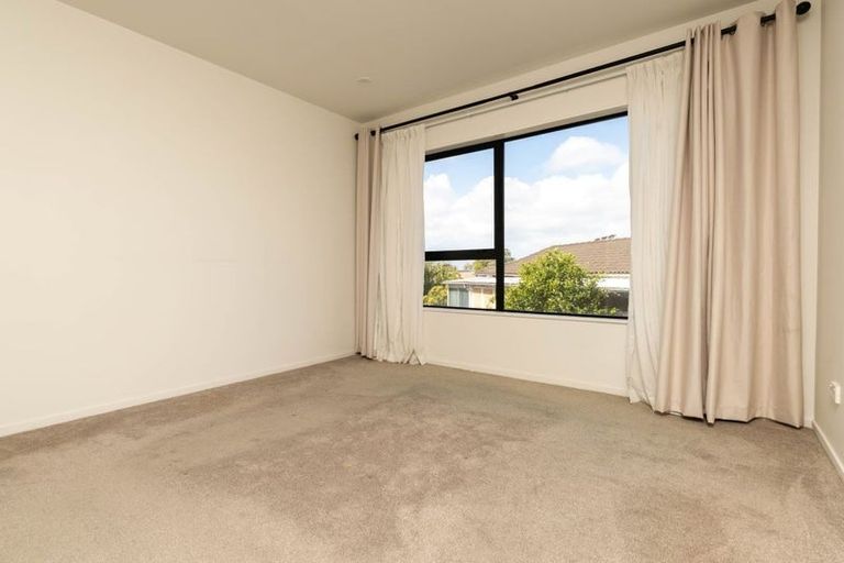 Photo of property in 2/535 Swanson Road, Ranui, Auckland, 0612